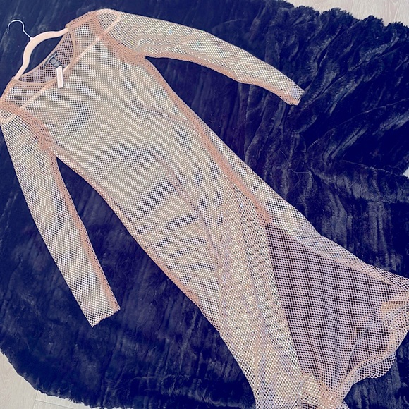 Victoria secret dress 
Cute for vacation or to wear bathing suit underneath - Picture 1 of 2